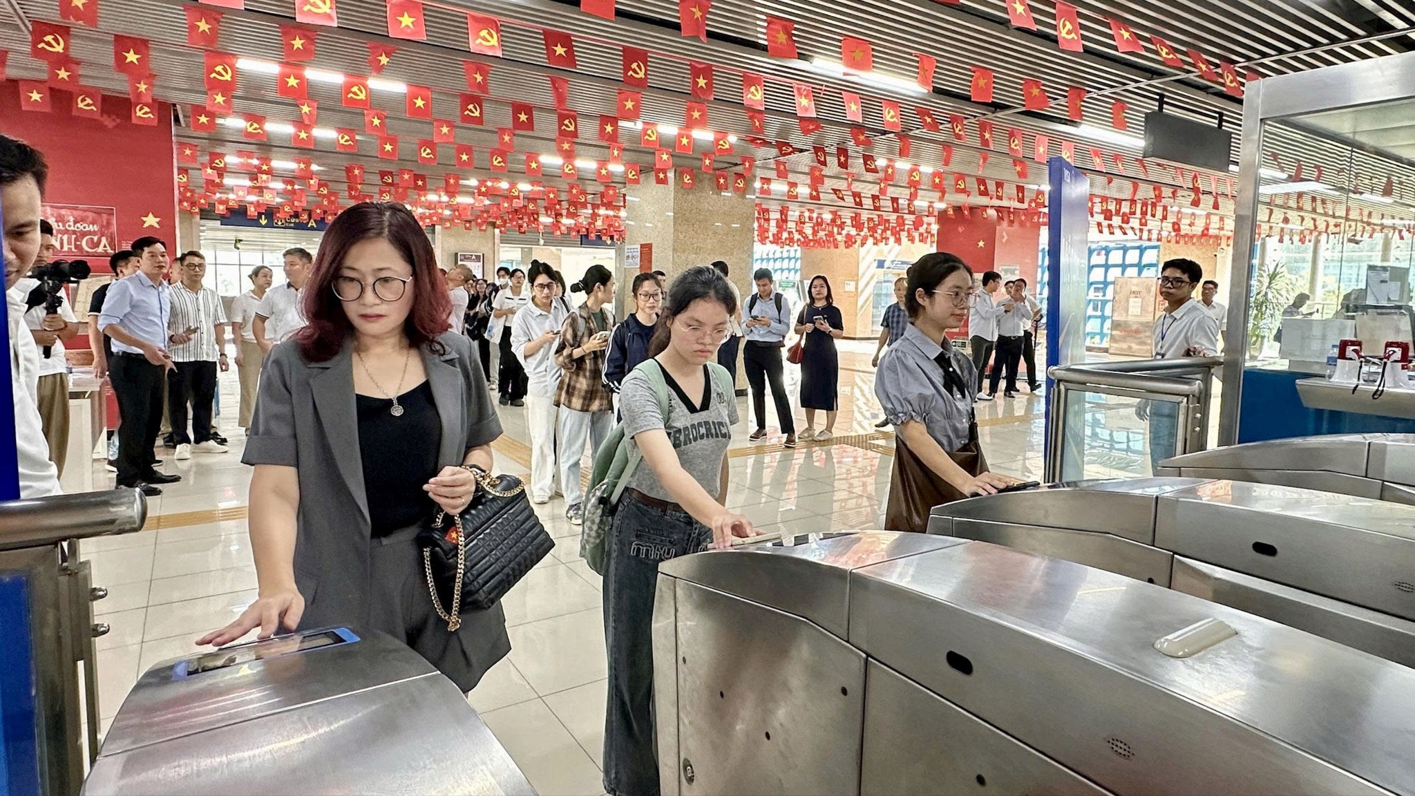 Thuận tiện cho người dân khi sử dụng vé điện tử xe buýt với đường sắt đô thị