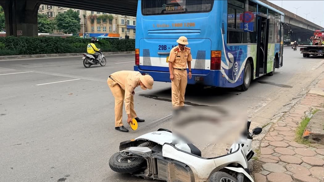 Tìm nguyên nhân xe buýt va chạm khiến cô gái bị hỏng bàn tay