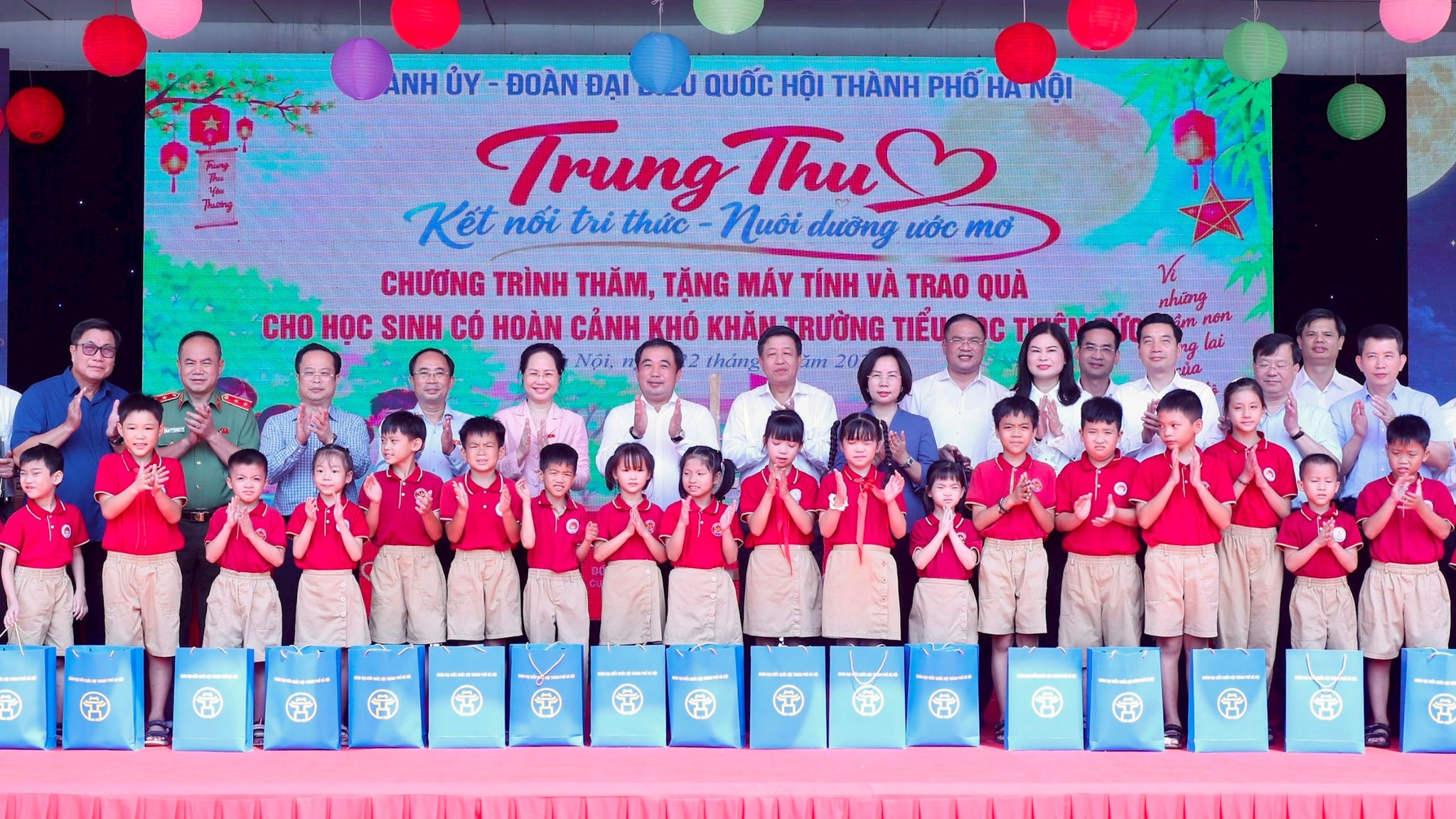 Bí thư Thành ủy Hà Nội tặng quà cho học sinh có hoàn cảnh khó khăn