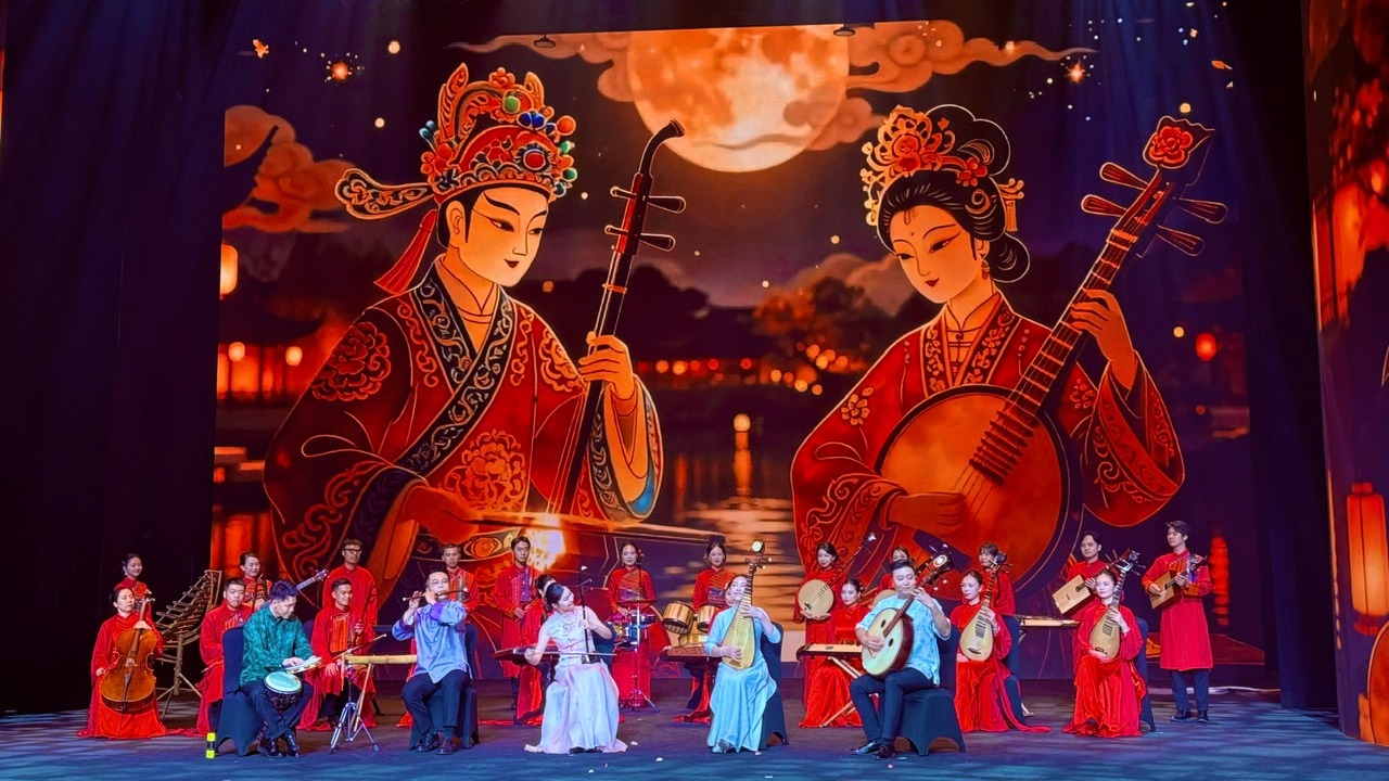 Chung một vầng trăng, thắm tình hữu nghị Việt - Trung