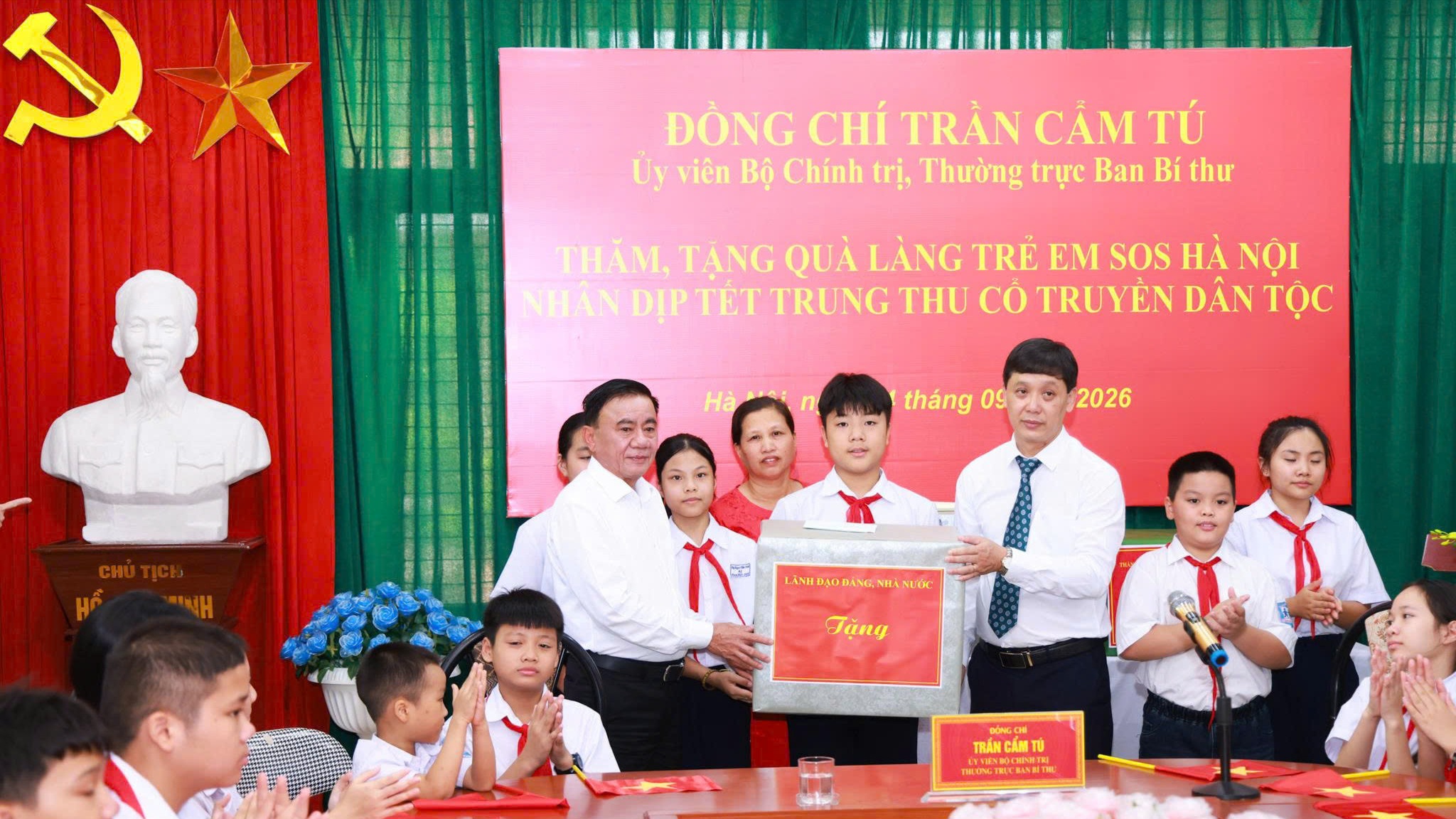 Thường trực Ban Bí thư Trần Cẩm Tú thăm, tặng quà tại Làng trẻ em SOS Hà Nội 