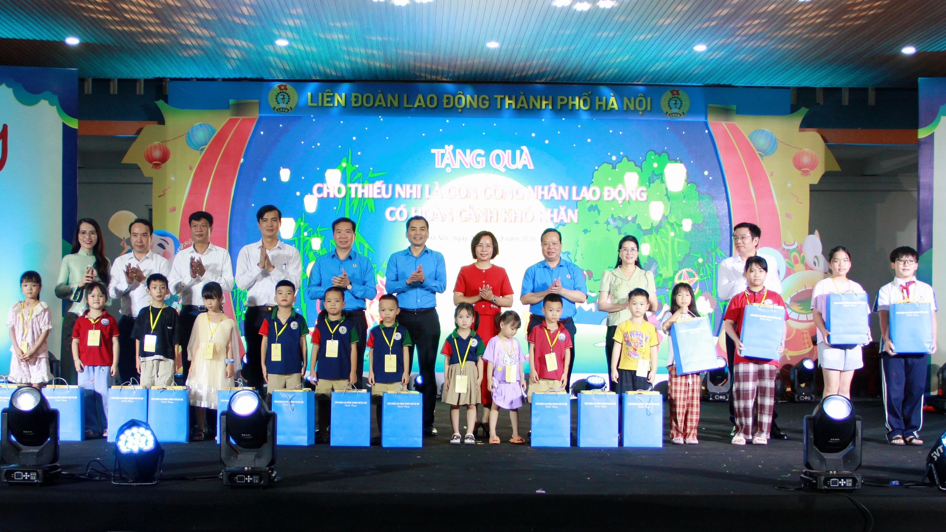 Vui hội Trăng rằm cho con em công nhân lao động Thủ đô