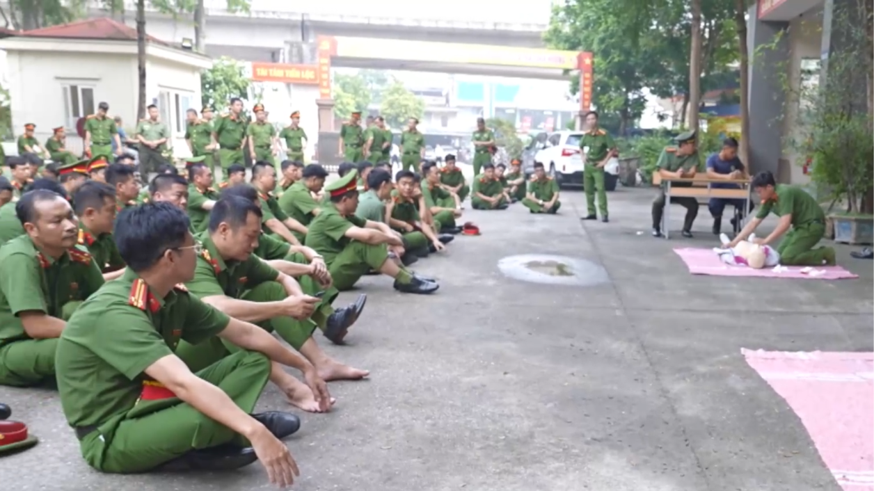 Hà Nội tập huấn bơi cứu nạn cứu hộ cho 430 chiến sĩ 