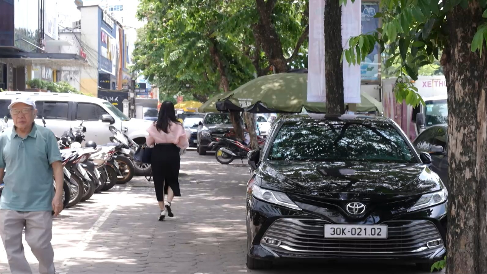 Bãi trông xe chiếm vỉa hè phố Hoàng Quốc Việt