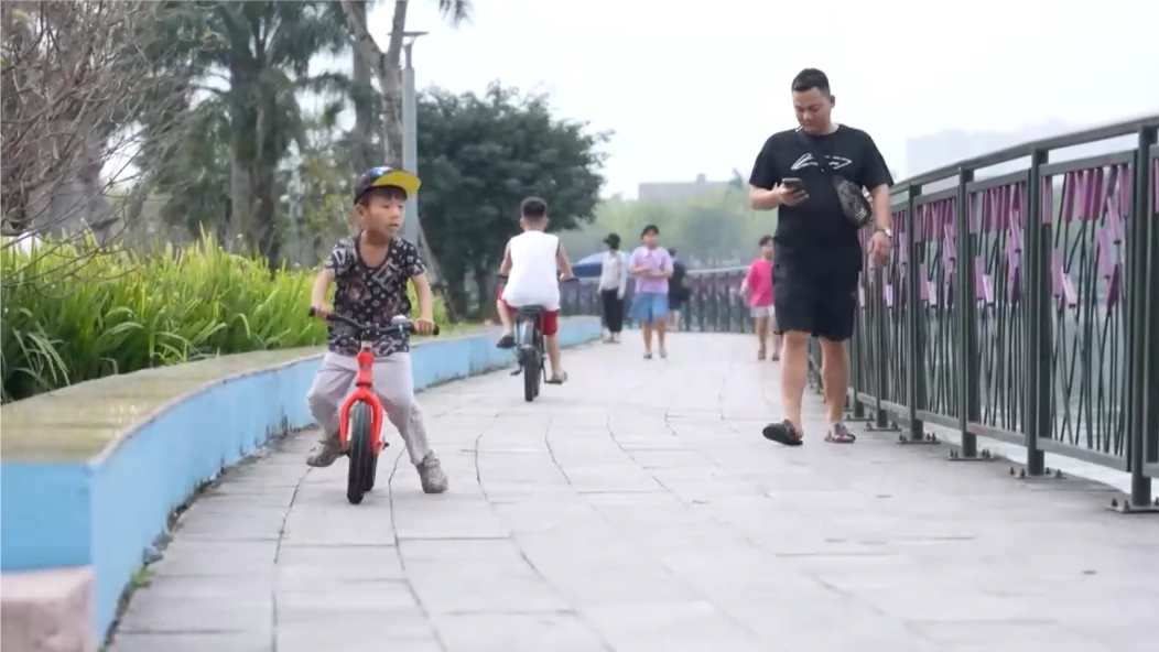 Công viên Thiên văn học nhộn nhịp khi chiều xuống