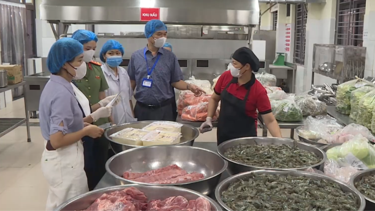 Bữa ăn học đường - Không thể chỉ trông vào cam kết
