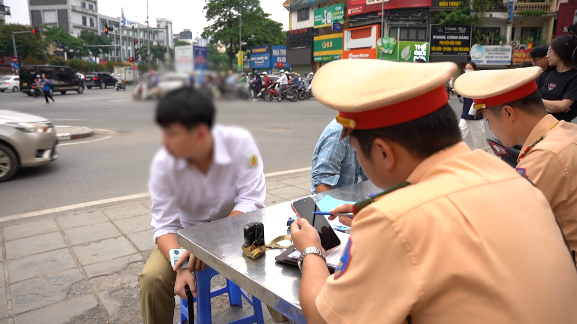 Cao điểm xử phạt vi phạm giao thông: Nhiều phụ huynh và học sinh bất ngờ 