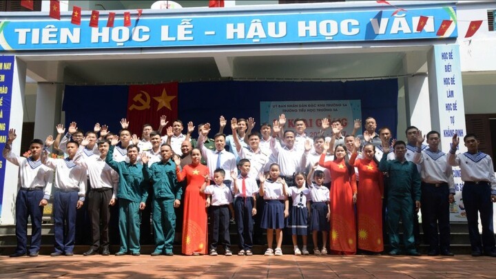 Rộn ràng khai giảng nơi đầu sóng Trường Sa