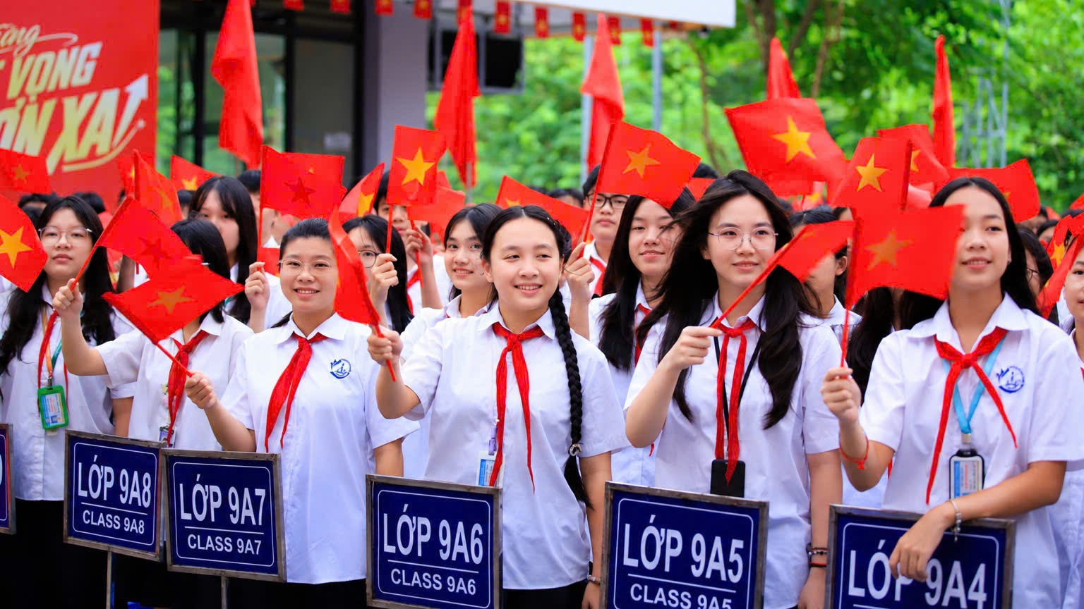 Phía sau cánh cổng trường ngày khai giảng