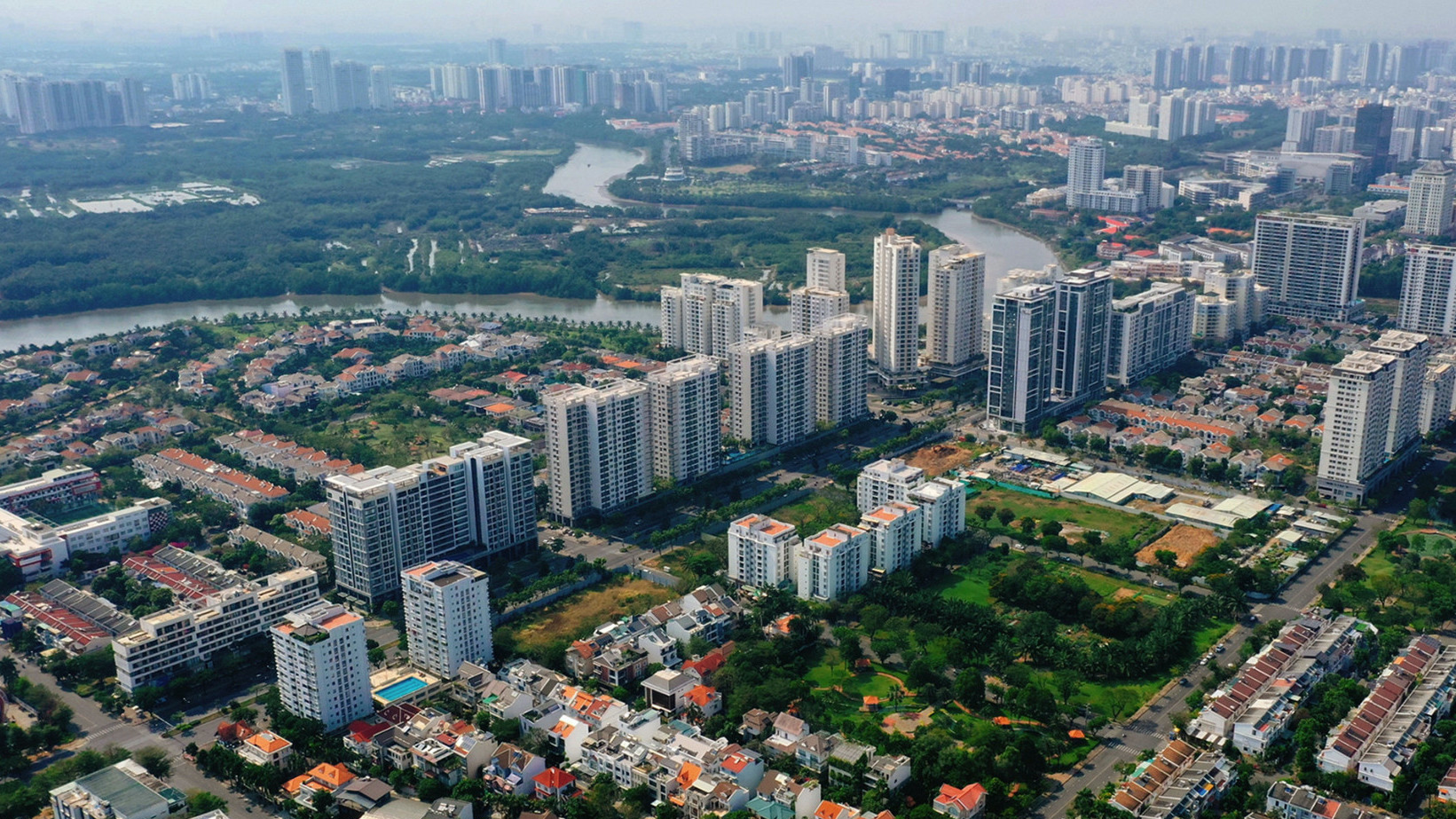 Doanh nghiệp BĐS lợi nhuận tăng, dòng tiền vẫn chịu áp lực