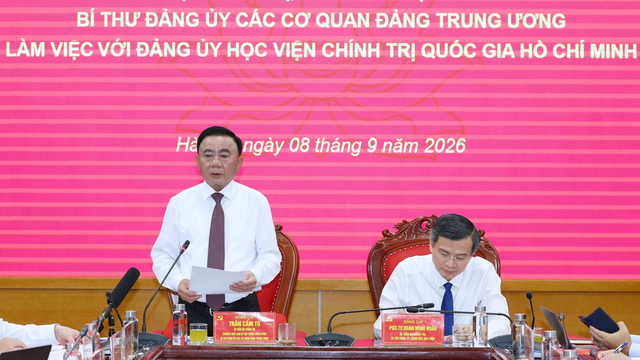 Nghiên cứu lý luận gắn với tổng kết thực tiễn