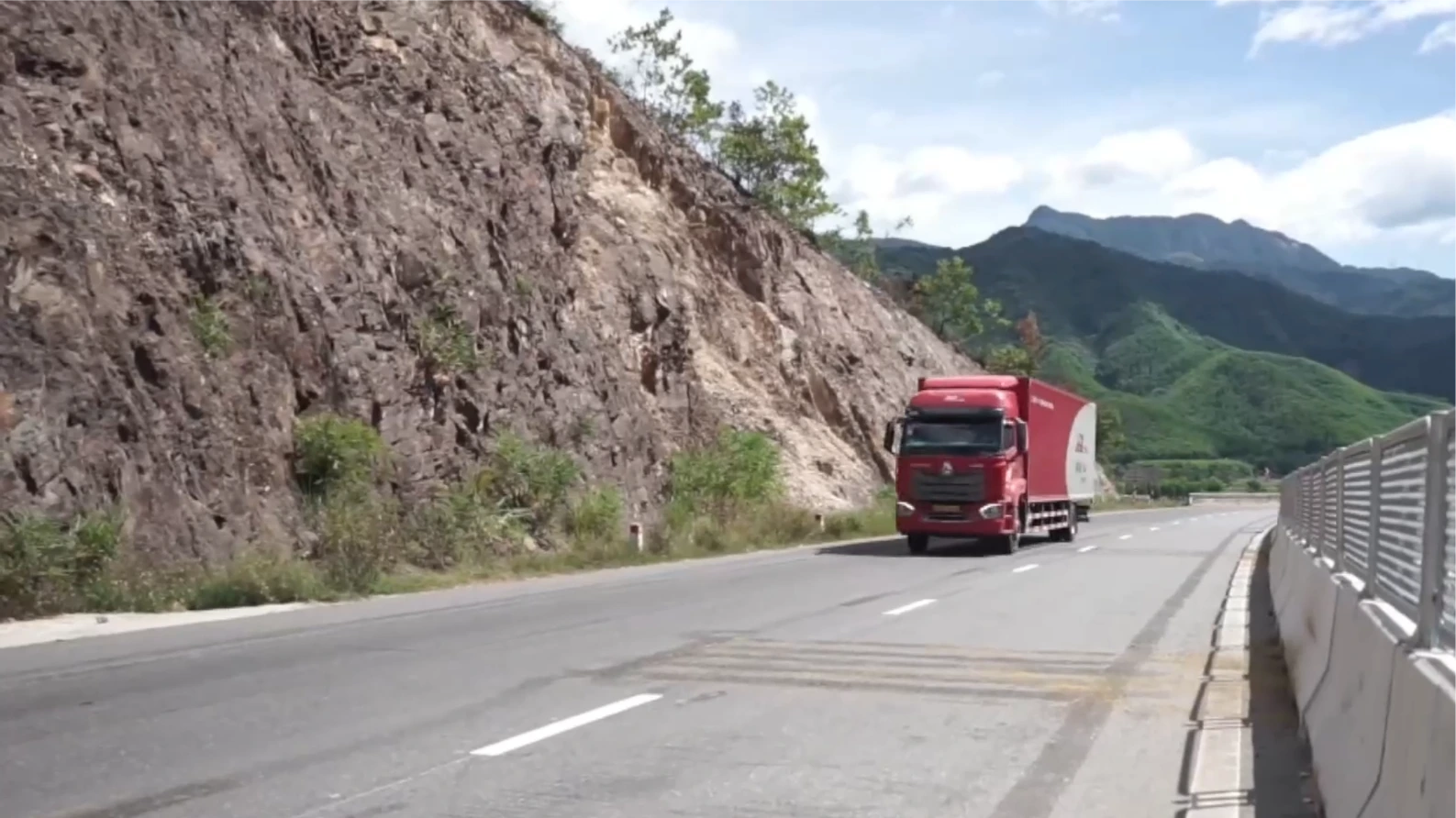 Đề xuất mở rộng hơn 350km cao tốc Bắc - Nam lên 6 làn