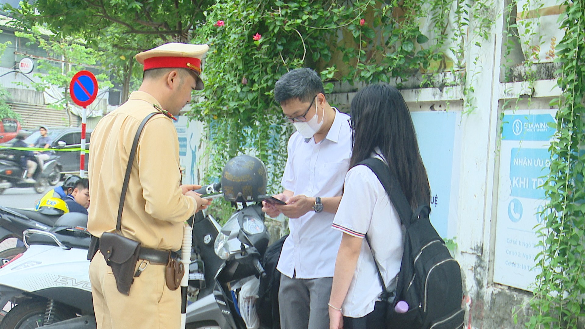 Nhiều phụ huynh đang gián tiếp khiến học sinh vi phạm giao thông