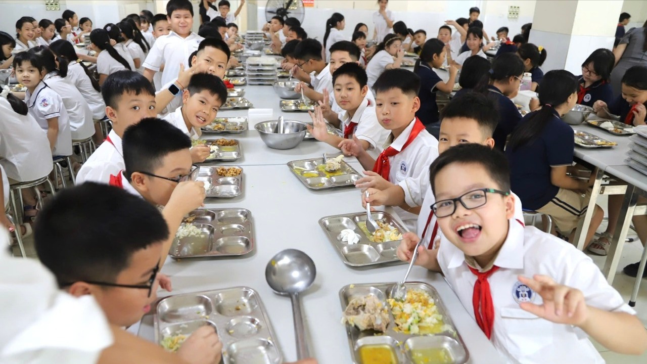 Thành uỷ Hà Nội chỉ đạo nâng cao chất lượng tổ chức, quản lý bữa ăn bán trú