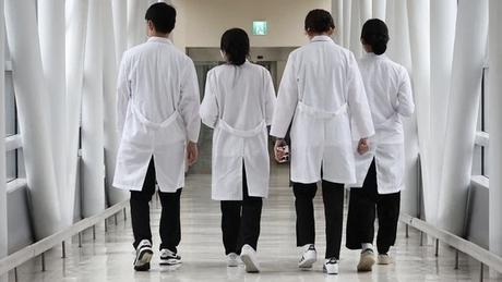 Hàn Quốc đình chỉ đào tạo bác sĩ tập sự đình công