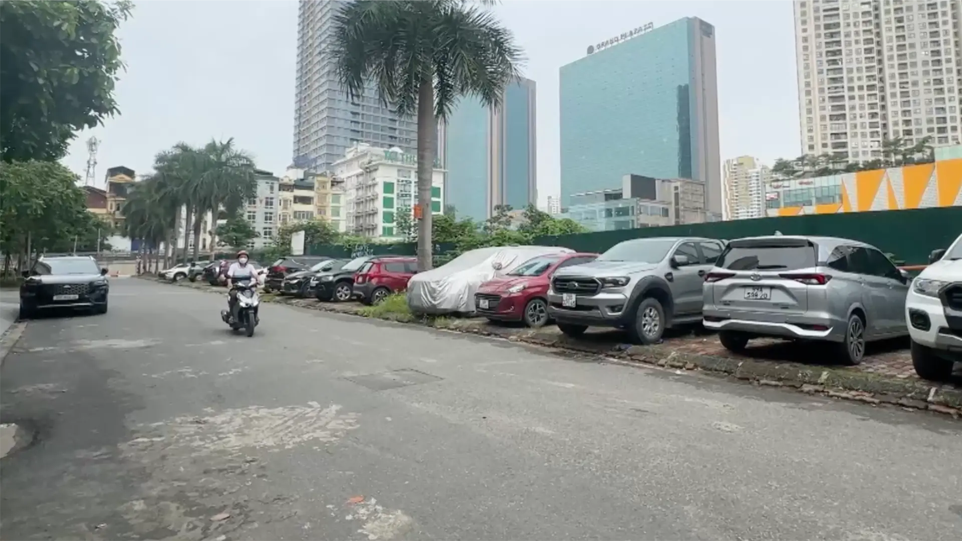 'Đất vàng' trên phố Trần Duy Hưng bỏ không gần 20 năm