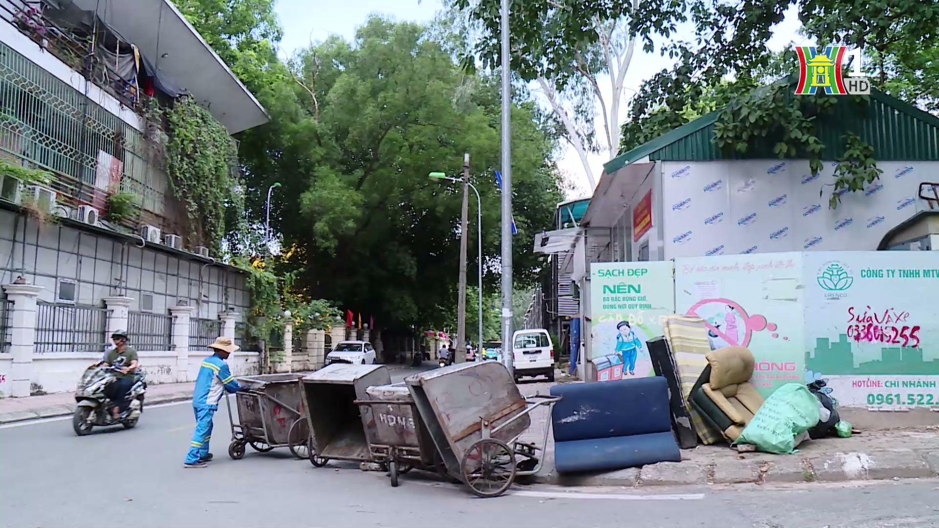 Rác thải cồng kềnh bị vứt bừa bãi dù có điểm gom