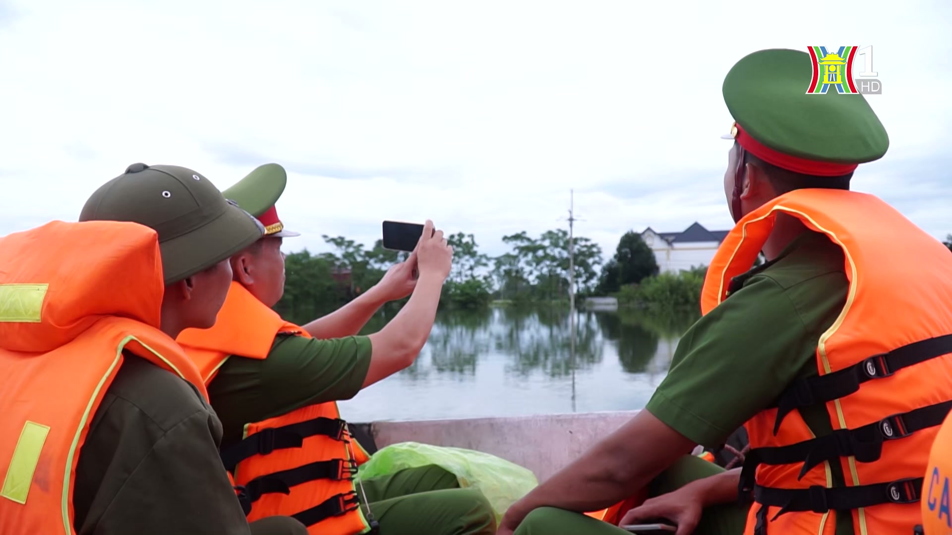 Công an huyện Chương Mỹ túc trực hỗ trợ người dân vùng lũ | An ninh Thủ đô | 03/08/2024