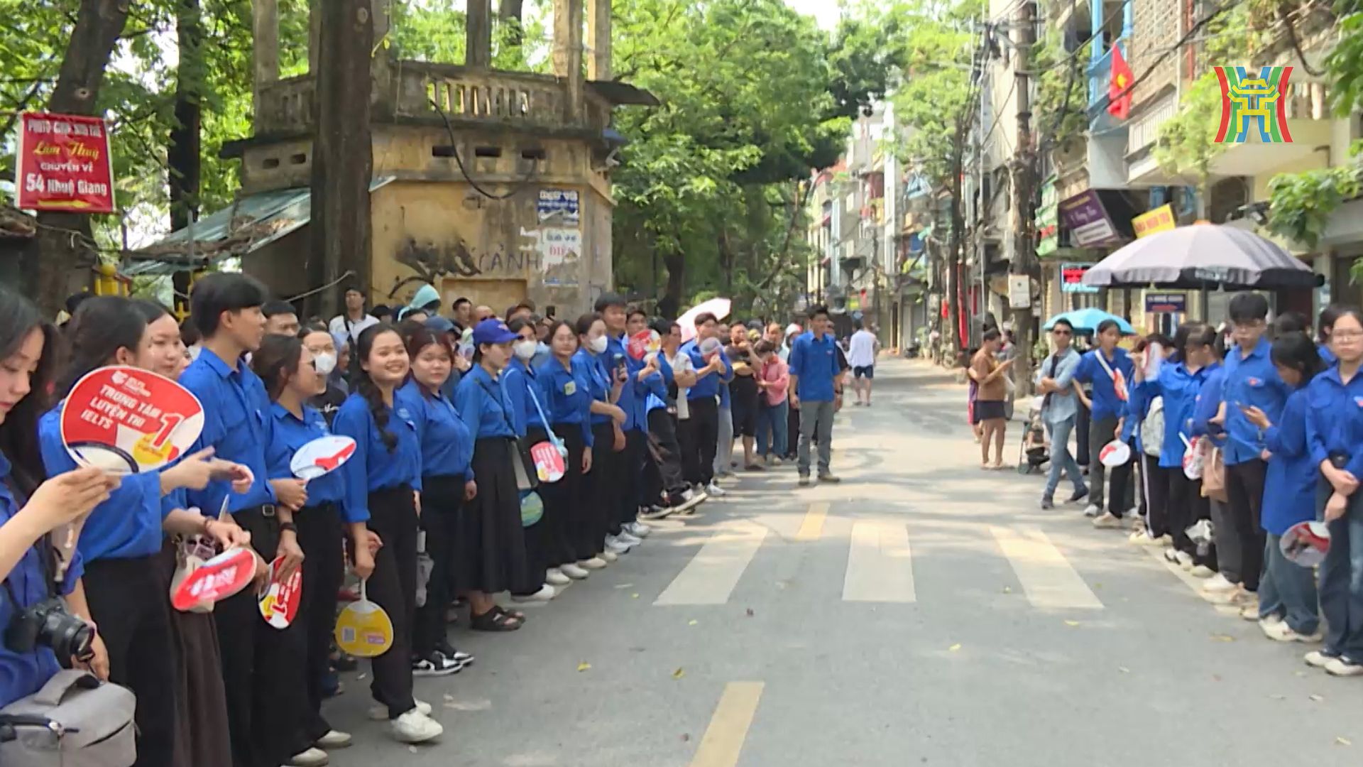 Nét đẹp áo xanh tình nguyện 'tiếp sức mùa thi'