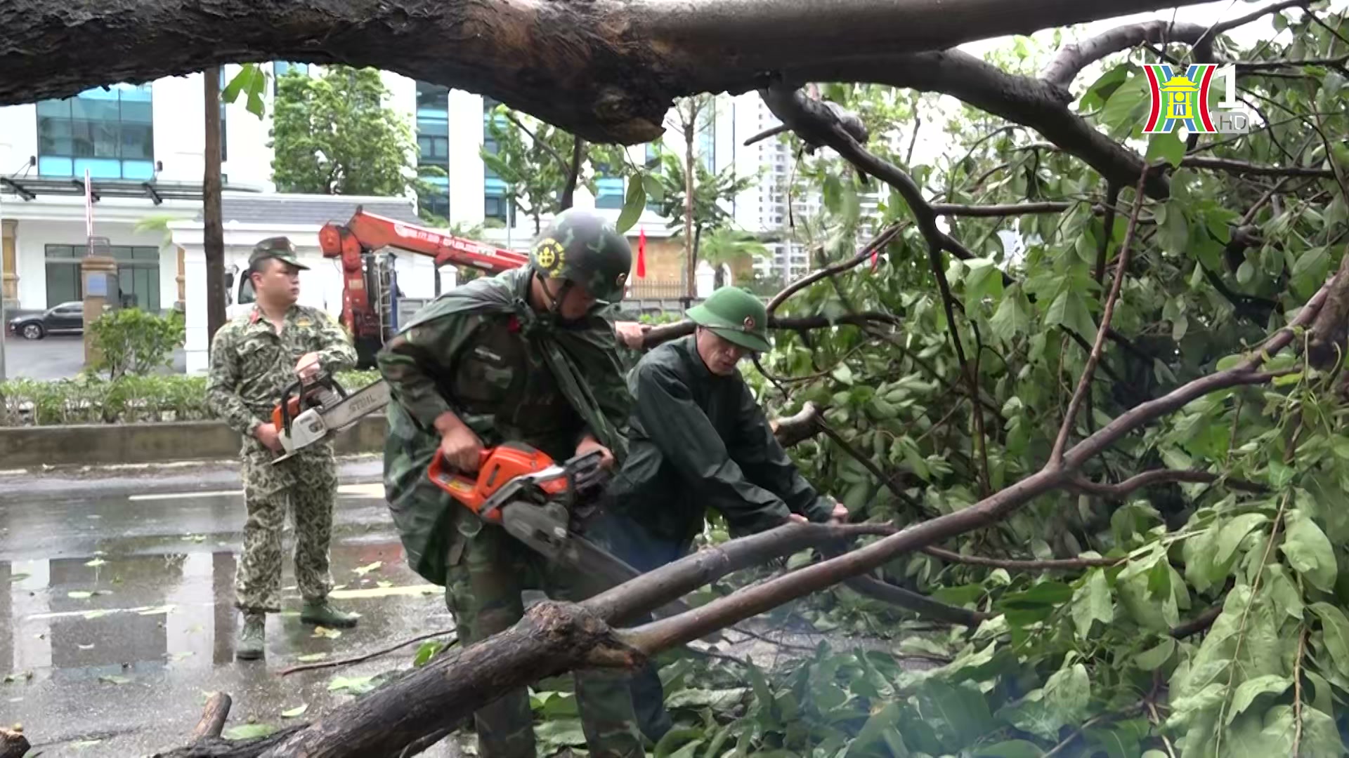 Tỏa sáng nét đẹp văn hóa người chiến sĩ Thủ đô trong mưa lũ | Truyền hình quốc phòng Thủ đô | 15/09/2024