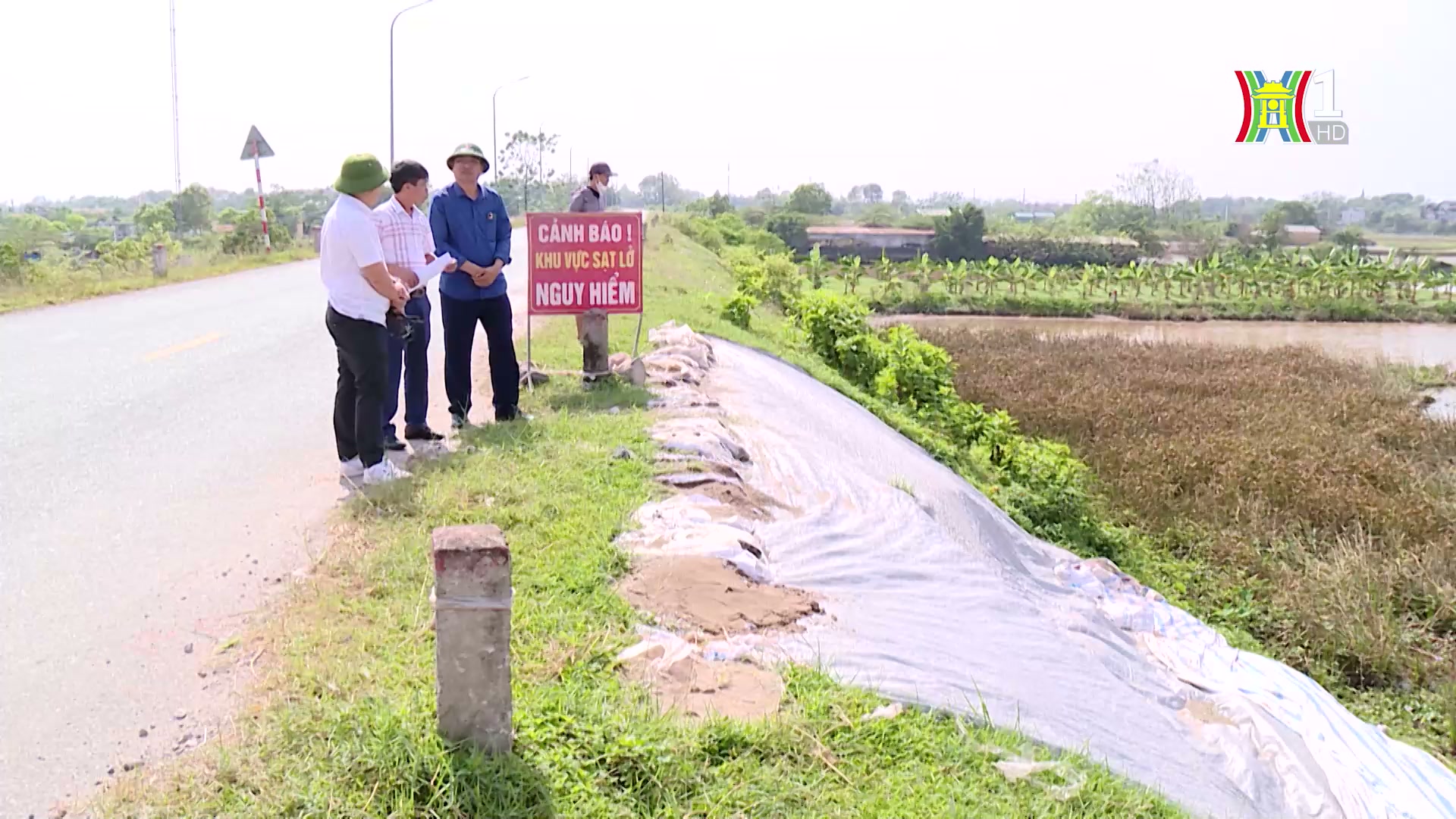 Khẩn cấp xây dựng, ngăn chặn sạt lở mái đê  | Chính quyền đô thị | 01/11/2024