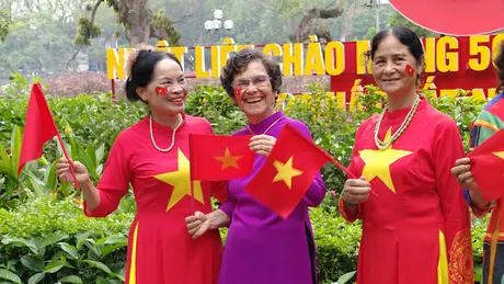 Người dân háo hức mừng ngày hội hòa bình, thống nhất