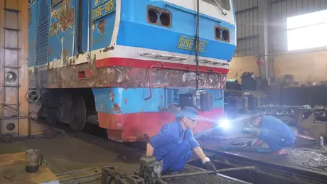 Một ngày của những công nhân sửa chữa đầu máy xe lửa