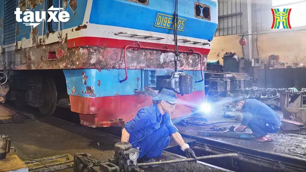 Một ngày của những công nhân sửa chữa đầu máy xe lửa | Bản tin Tàu và Xe | 01/05/2025