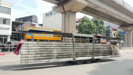 Xe ba bánh chở cồng kềnh gây 'nhức nhối' đô thị
