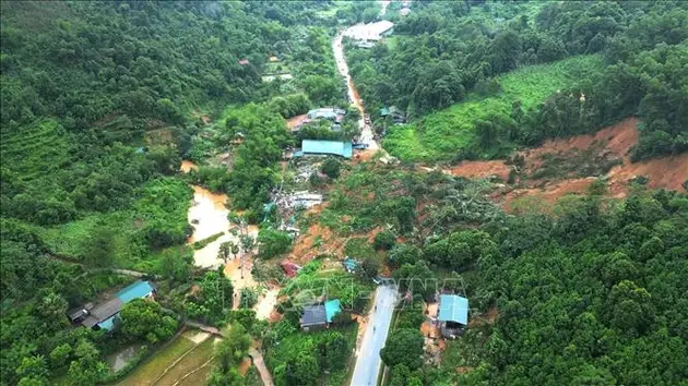 Phân luồng giao thông, khắc phục sạt lở tại Hà Giang