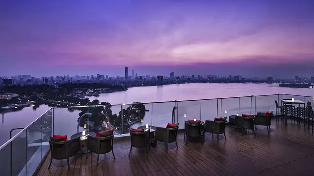Lên Pan Pacific ngắm hoàng hôn Hồ Tây | Hà Nội đến để yêu | 04/05/2025