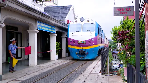 Ngắm cầu Long Biên từ một góc rất riêng | Hà Nội đến để yêu | 03/06/2025
