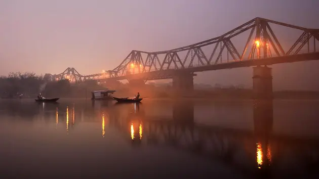 Cầu Long Biên trong sương sớm