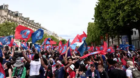 Người dân Pháp xếp hàng mua áo của Paris Saint Germain
