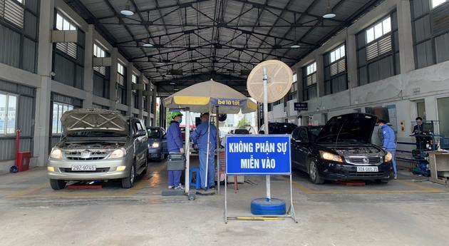 Tạm giữ lái xe bán tải đâm nhiều xe khi bỏ chạy