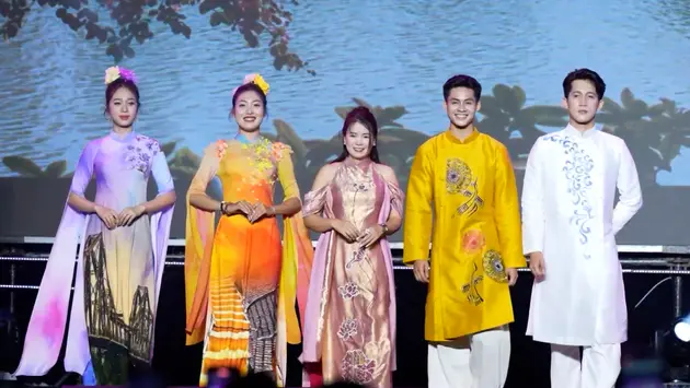 ﻿Bộ sưu tập áo dài “Hà Nội 12 mùa hoa” 