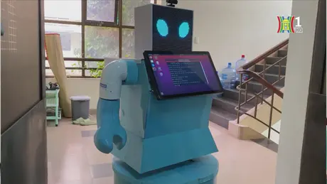 Sinh viên TP.HCM chế tạo robot y tá