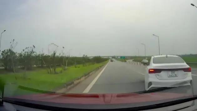 Ô tô dừng đột ngột trên cao tốc để chuyển làn