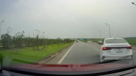 Ô tô dừng đột ngột trên cao tốc để chuyển làn