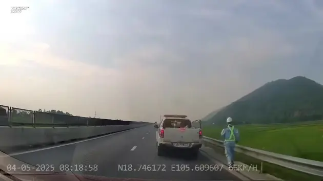 Cảnh báo nguy hiểm với các tình huống dừng xe trên đường