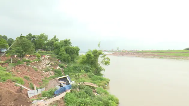 Đảm bảo an toàn đê kè mùa mưa bão | Chính quyền đô thị | 06/06/2025
