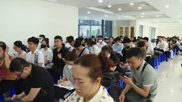 Xếp hàng làm thủ tục đất đai từ rạng sáng