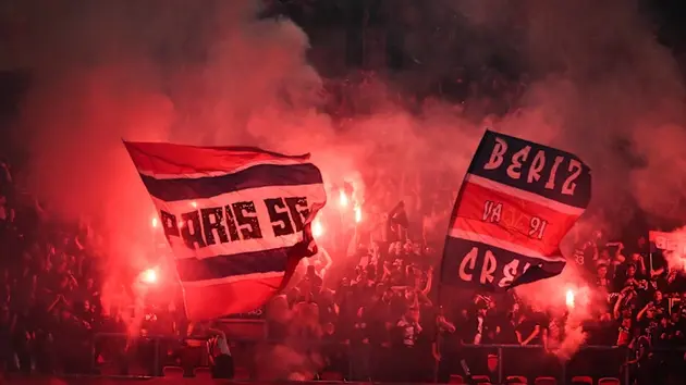 Cổ động viên Paris Saint Germain ăn mừng chiến thắng trước Arsenal