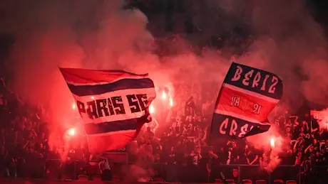 Cổ động viên Paris Saint Germain ăn mừng chiến thắng trước Arsenal