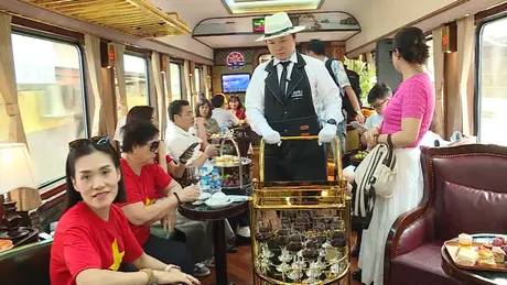 Tàu hỏa hút khách dịp cao điểm hè