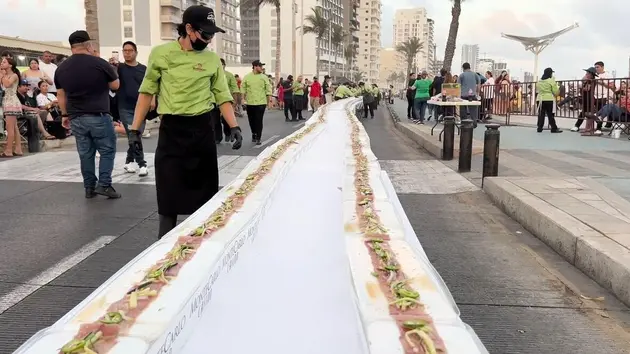 Mexico lập kỷ lục Guinness với dải sashimi dài nhất thế giới