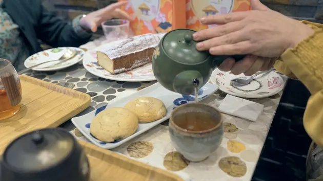 Giữa lòng Paris nghe trà Việt kể chuyện