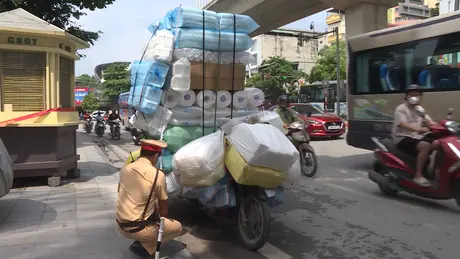 Xử lý xe chở hàng cồng kềnh gây mất an toàn