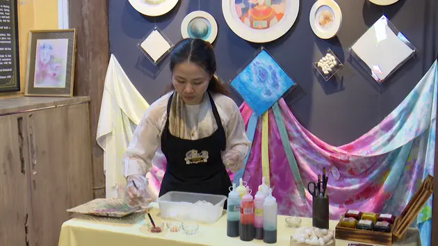 Trải nghiệm 'nhuộm khăn tơ tằm'