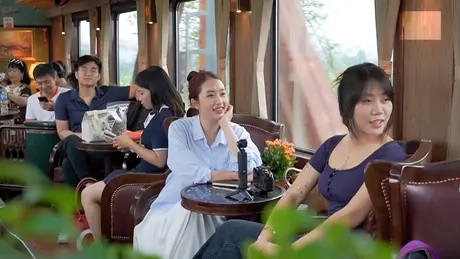 Tàu Hoa Phượng Đỏ đón hơn 100.000 lượt khách sau một tháng